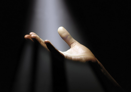 在聚光灯下的发光体艺术虚幻的女孩诱人的女性舞者与发光体艺术咧嘴