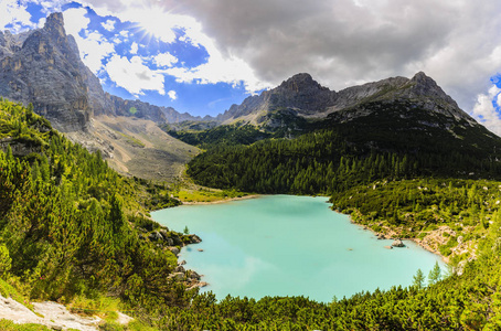 Lago di Sorapiss 神奇绿松石色的水。谅解备忘录 