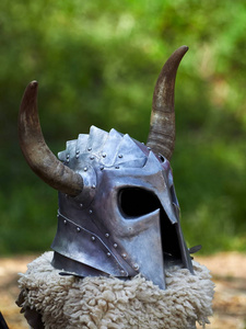 中世纪的金属头盔