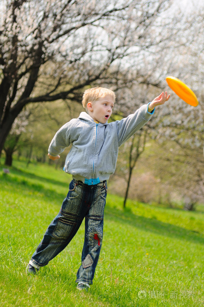 小男孩在玩飞盘