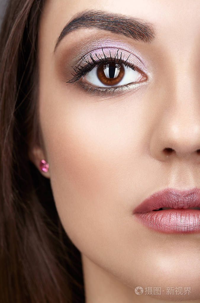 美丽大眼睛的年轻女子的画像