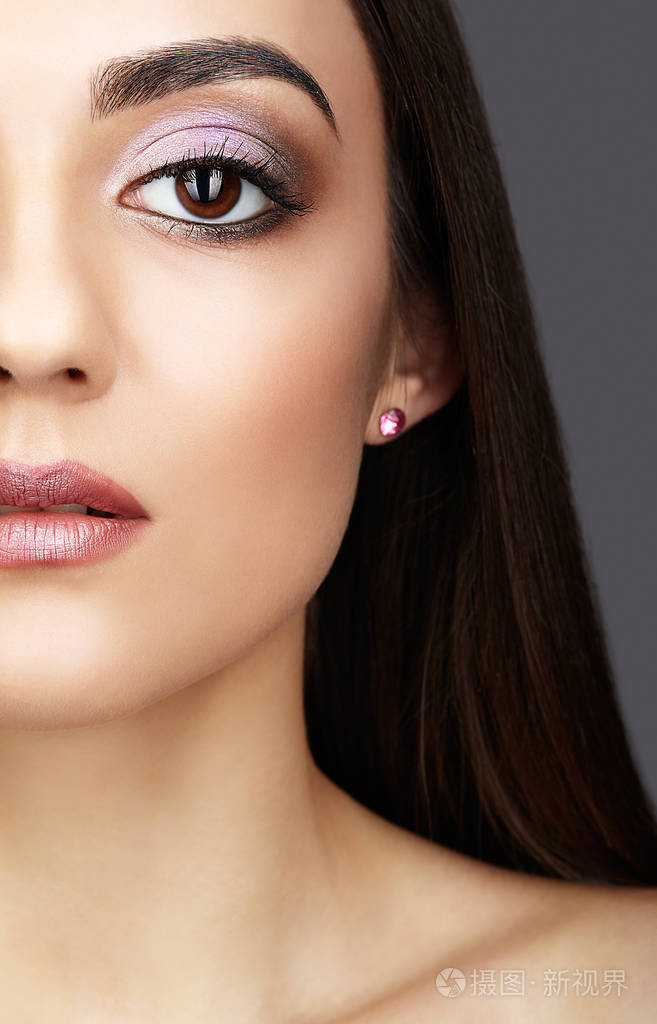 美丽大眼睛的年轻女子的画像