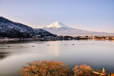 富士山秋季在河口湖雪山, 富士山是著名的日本山, 旅游人士称富士山为富士, 富士山, 富士山, 富士三, 日本