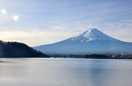 富士山。最大的对称山和湖卡瓦