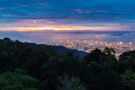 乔治城都市景观视图从山或山在日出日落的顶部