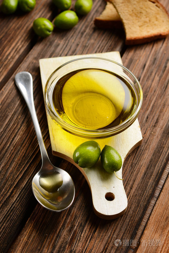 意大利橄榄油在玻璃碗里有机