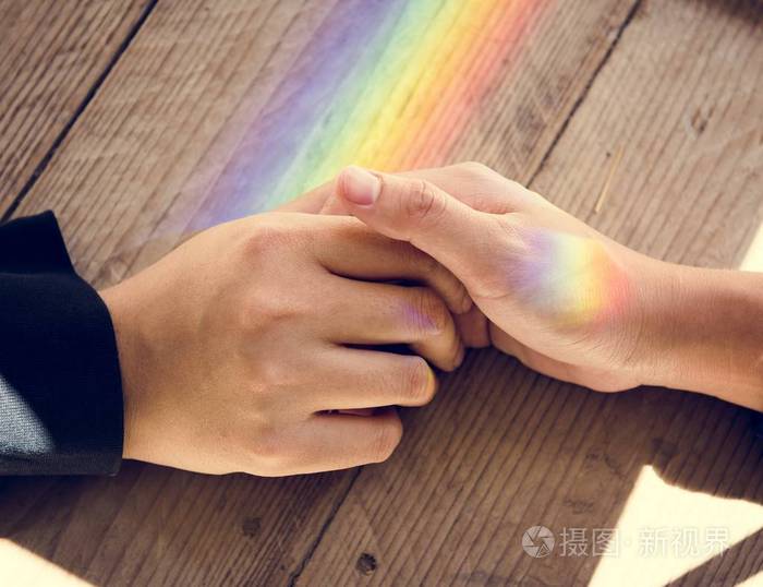 手牵着手的情侣