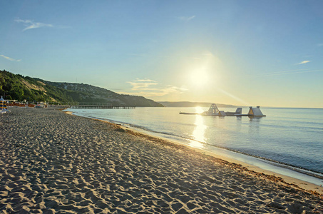 黑海海滩从 Albena，保加利亚与金黄色的沙滩，蓝色