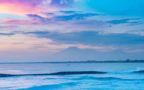 海上落日与火山