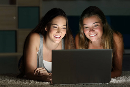 两名青少年在行内容在笔记本电脑上观看