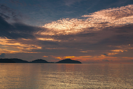 日落与戏剧性的天空，云在山和安达曼海