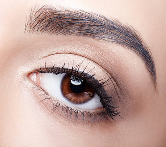 女人眼部化妆照片