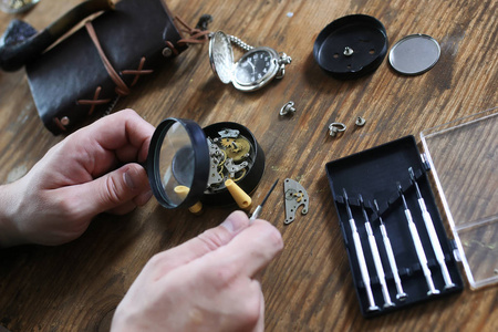 破碎的钟表图片