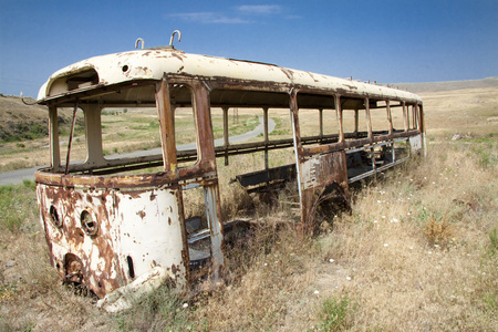 旧公共汽车在草原上
