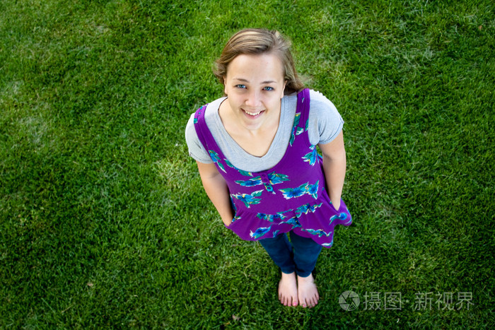 年轻女子向上看