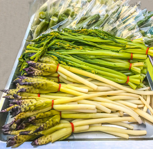 sparganifolia), 黄瓜和开花白菜 (沼泽蔡), 烫伤的蔬菜是泰国菜,通常