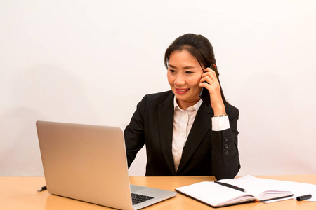 亚洲女人叫和检查数据从笔记本电脑