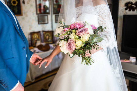 新娘的婚礼花束和手特写，婚礼配件，婚礼，手里拿着的婚礼花束爱夫妇举行婚礼花束在手中