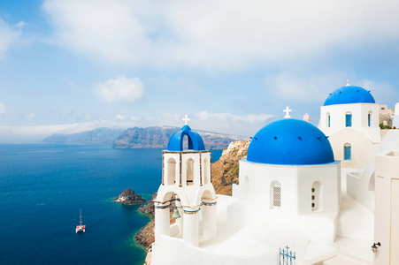 与希腊圣托里尼岛上的蓝色圆顶的白色教堂