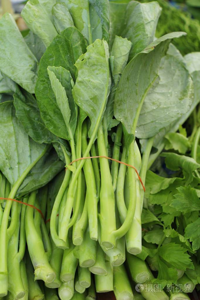 在市场的新鲜芥蓝