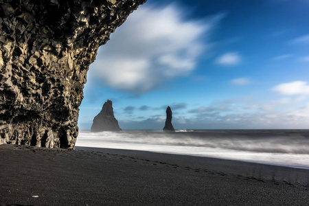 在冰岛南部的 Reynisfjara 海滩玄武岩洞