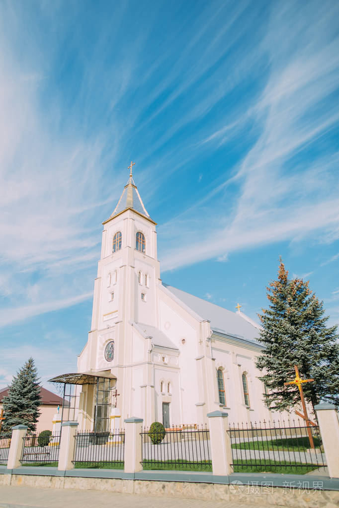 令人惊讶的郊区雄伟的天空背景上的白色教堂照片-正版商用图片011li0