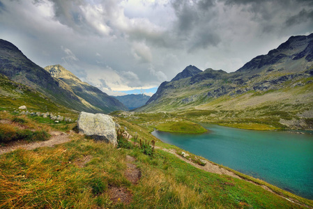 美丽的景色的翡翠的高山湖泊。戏剧性和如诗如画的场景