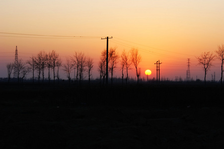 落日，夕阳。