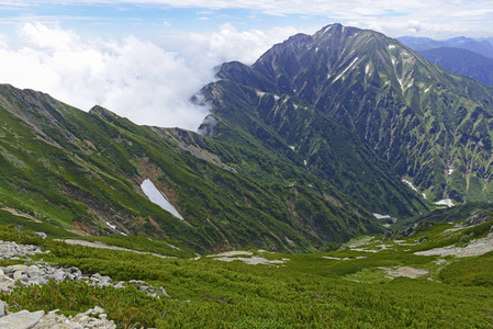 日本阿尔卑斯山的中部山岳国立公园，天火车乘坐从东京和滑雪和滑雪板在冬天和远足和爬山夏季好去处