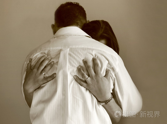 在男人的怀抱中的悲伤