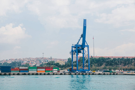 工业船坞与装卸上在伊斯坦布尔，土耳其博斯普鲁斯海峡的海上交通。运输 仓储 商业