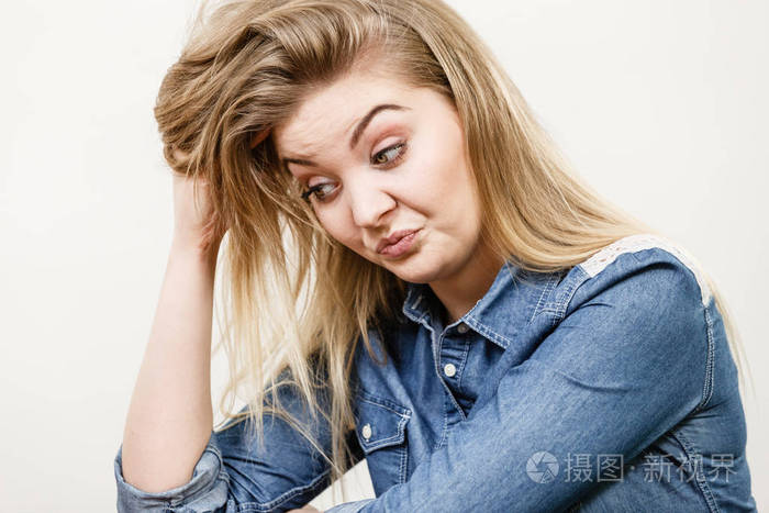 被质疑的东西持怀疑态度的女人