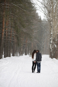 对情侣在冬天的下午，在风雪中的日期