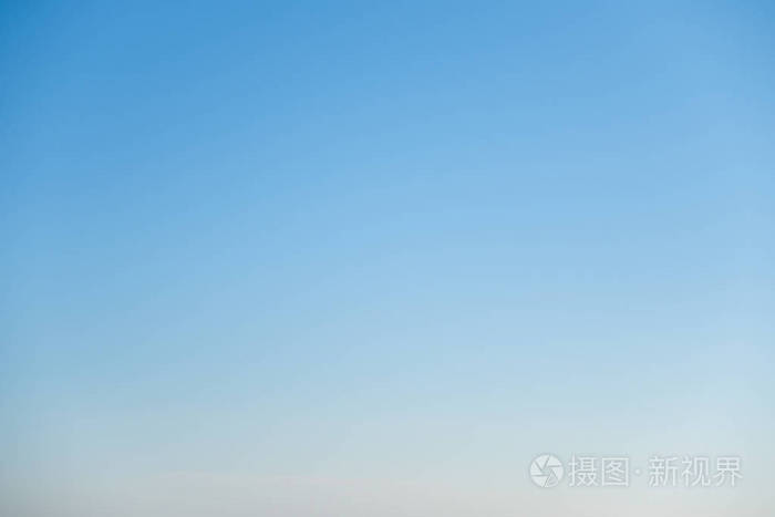 真正清除蓝蓝的天空没有云与明亮的阳光背景