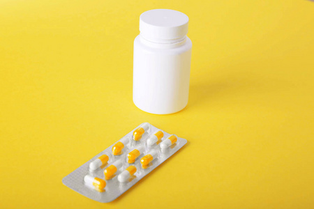 Prescripted 的药品，小银包片在明亮的黄色宽敞背景上。制药的补充