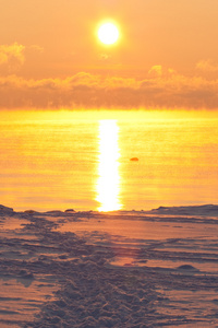 在冰冷的海面上日落