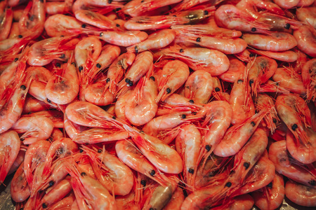 虾和其他海鲜在挪威卑尔根鱼市场