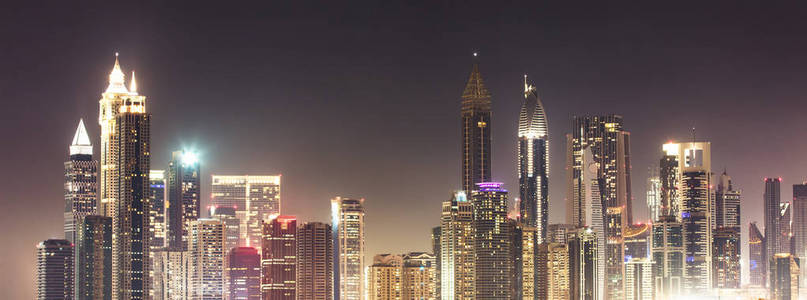 迪拜地平线在晚上