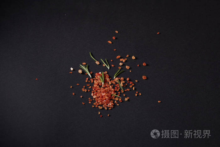 散落在黑色背景上的香料