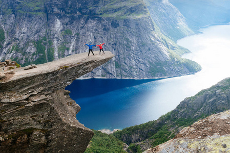 游客对在挪威的 Trolltunga 对夫妇