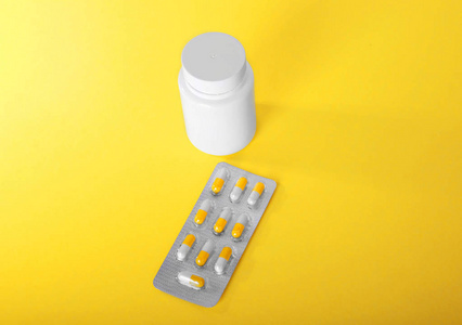 胶囊和片剂 抗生素 止痛药 维生素和药物白瓶中抗生素的辉煌和灰色的包装