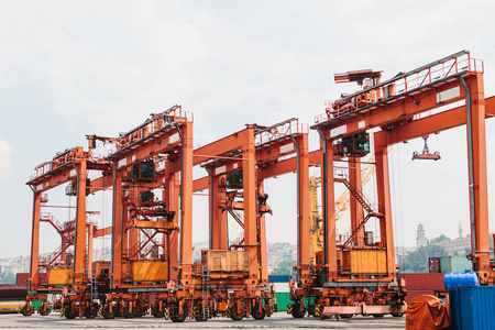 工业船坞与装卸上在伊斯坦布尔，土耳其博斯普鲁斯海峡的海上交通。运输 仓储 商业