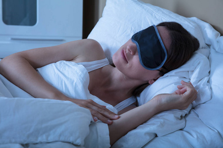 眼罩睡觉在眼罩睡觉的女人照片