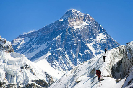 戈焦谷与集团的登山者从珠穆朗玛峰的视图