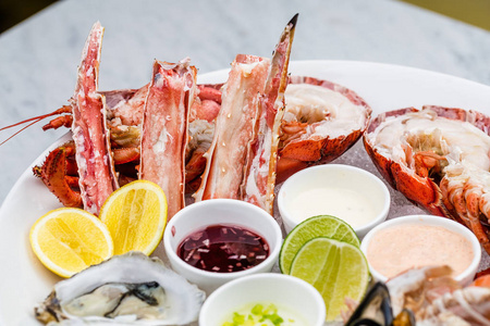 新鲜的海鲜拼盘与龙虾 贻贝 牡蛎