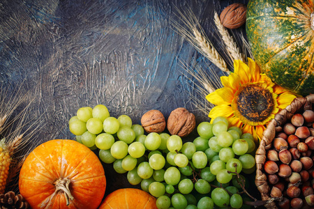 表，装饰用的蔬菜和水果。丰收的节日，感恩节快乐
