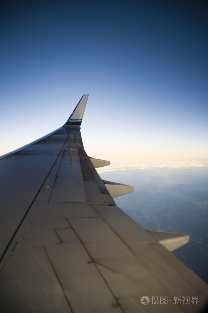 飞机从窗口起飞的机翼照片-正版商用图片0124sq-摄图新视界