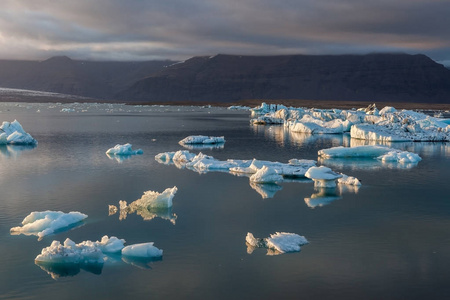 美丽的冰山在 Jokulsarlon 冰川泻湖的瓦特纳冰川在 Jokulsarlon 基地