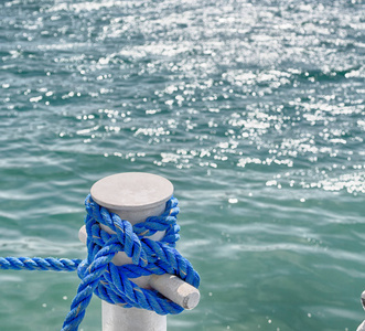 一根绳子从海洋近岸吊床
