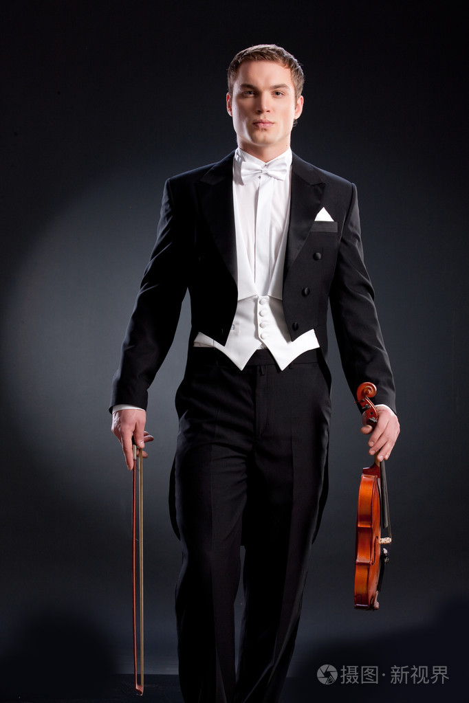 穿着小提琴连衣裙的男人